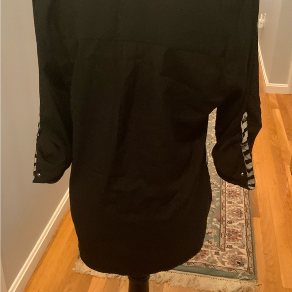 NWOT woman’s black and white top size medium. - Picture 6 of 9